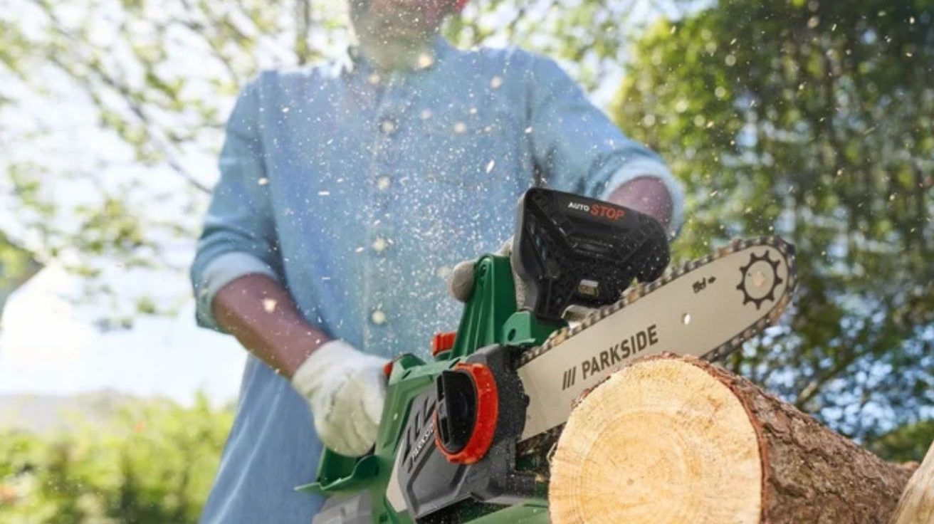 Cette mini tronçonneuse Parkside chez Lidl attire les bricoleurs du jardin avec un prix qui étonne encore en novembre 2025
