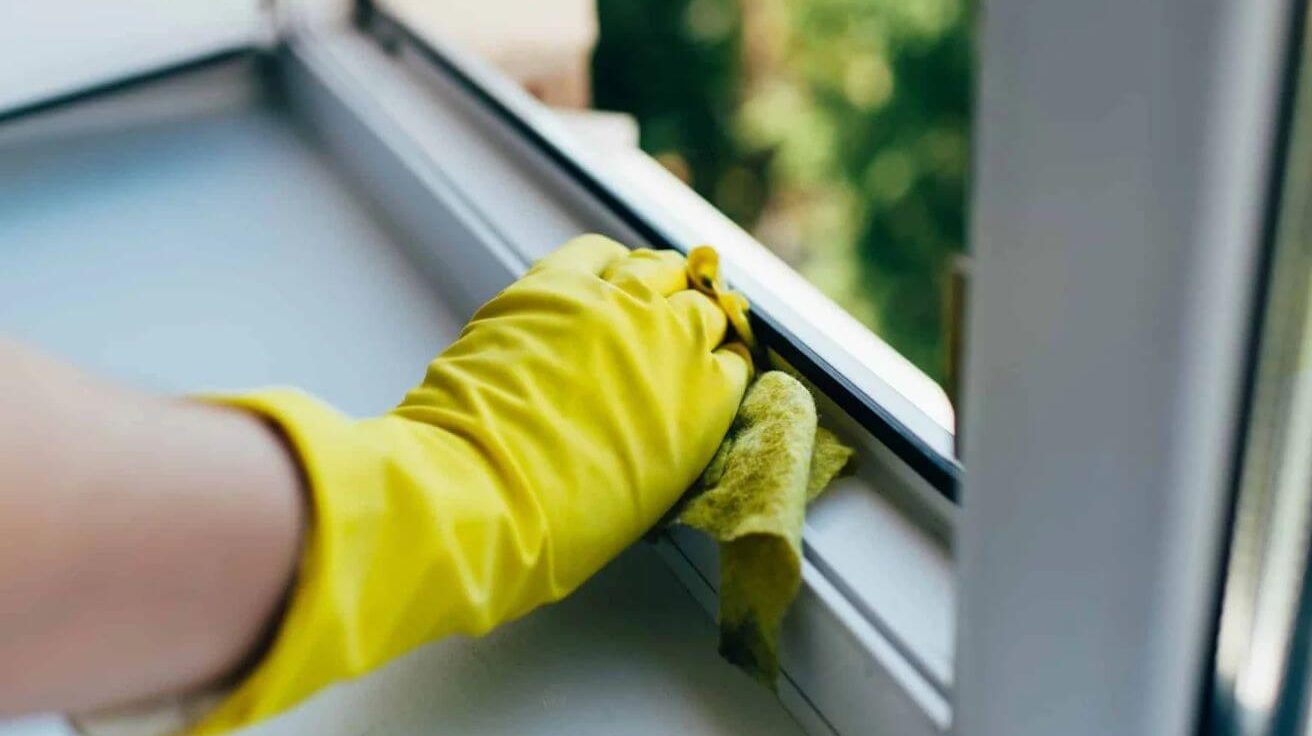 Les Japonais ont la meilleure technique : c’est la plus efficace pour décrasser les rebords des fenêtres